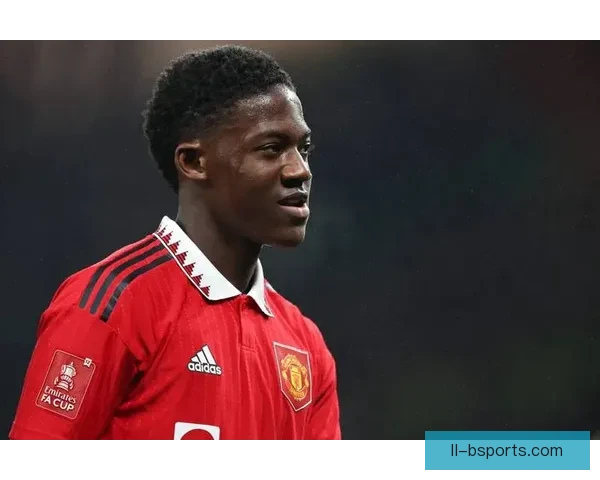 转会风暴将起 曼联利物浦同时追逐本菲卡19岁后防天才引豪门关注